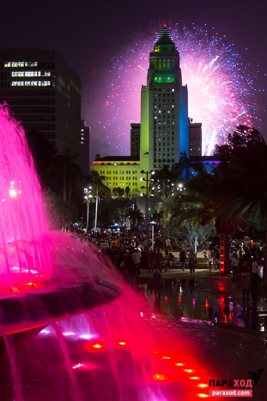 Фейерверк на фоне городской администрации Лос-Анджелеса