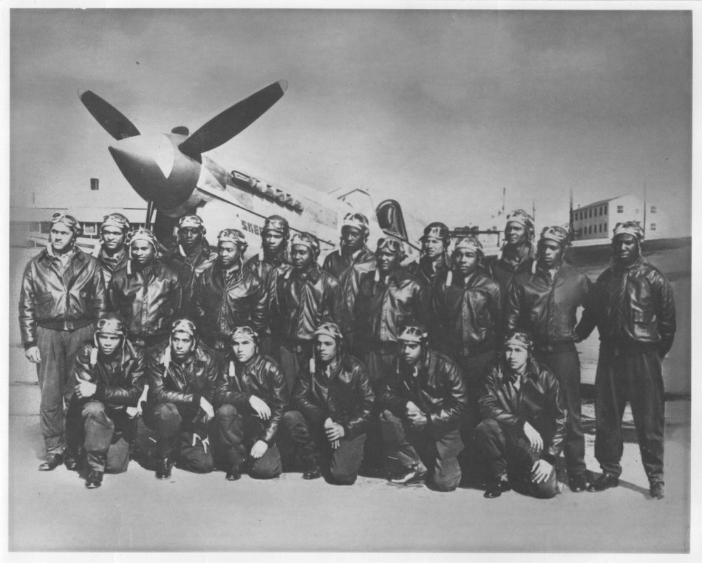 Летчики эскадрильи Tuskegee Airmen на фоне самолета P-40